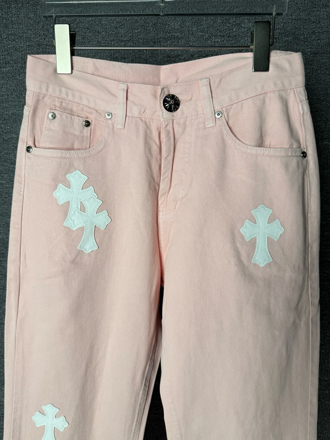 P270 💰 (Top version) Chrome hearts | CH Chrome hearts limited edition cherry blossom pink leather jeans for girls. Charming dopamine personality jeans. Indispensable for fashionistas. The same style for celebrities. A model touted by many bloggers. This new pair of pants is perfect both in shape and upper body. It is no exaggeration to say that making a pair of jeans is equivalent to making 20 pieces of short-sleeves. The fabric is made of high-quality imported denim. It has a unique high-end texture. I am very satisfied with it after washing and proofing several times. Color: Sakura pink Size: 28-30-32-34 (corresponds to S-M-L-XL)